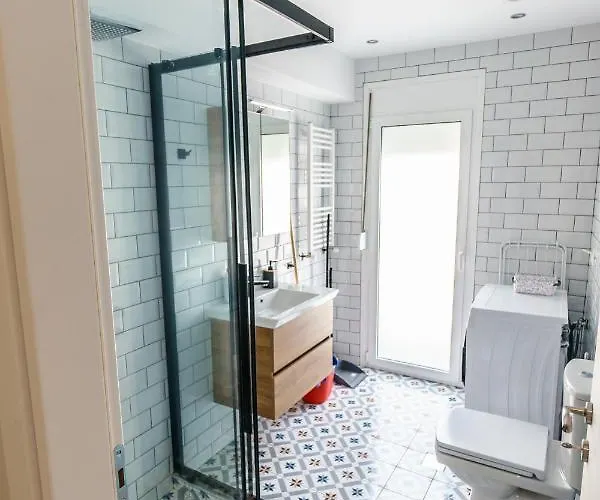 Stylish Urban Getaway By Thesbnb Apartament